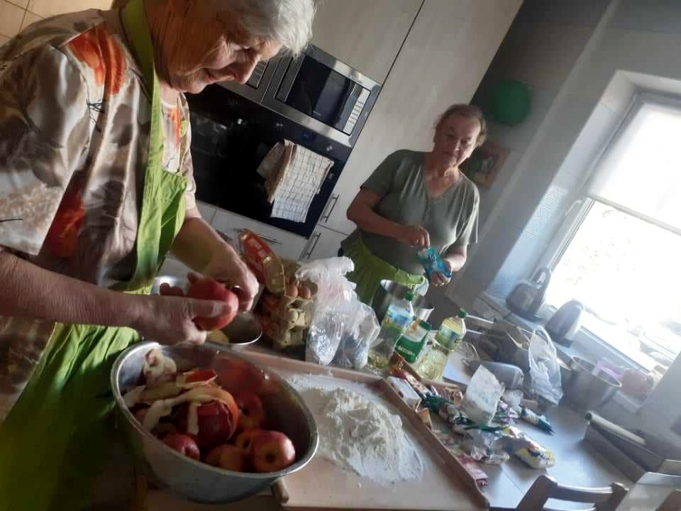 407780512_736540728512147_4317729547621073757_n_edytowano Panie Marysia i Danusia - seniorki wolontariuszki