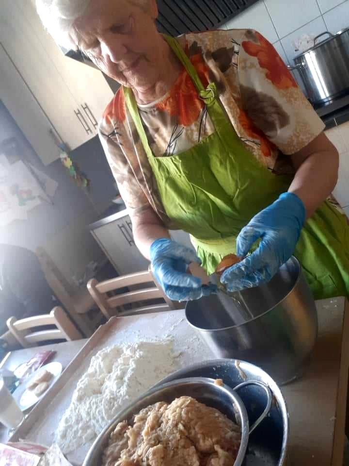 408864036_736540891845464_2186589966955432177_n_edytowano Panie Marysia i Danusia - seniorki wolontariuszki