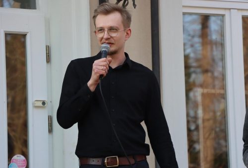 00 O wystawie „Dom Istot Wielu” Michała Tokarza