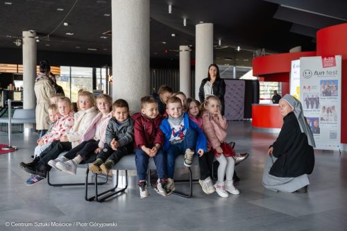 Z9A6402-1 CSM - Psoty, piosenki i gromkie brawa – „Pchła Szachrajka” oczarowała dzieci