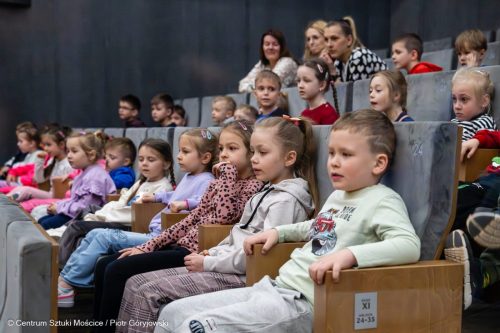 Z9A6572-13 CSM - Psoty, piosenki i gromkie brawa – „Pchła Szachrajka” oczarowała dzieci