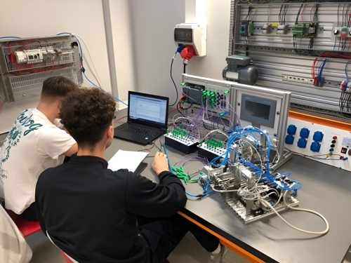Zespol-Szkol-Technicznych_20i-Branzowych-w-Brzesku-im-Bohaterow-Westerplatte-w-Brzesku-�E_93-pracownia-urzadzen-mechatronicznych   Zaprogramowani na konkret