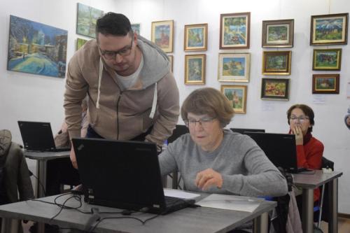11-copy „Rodzinne historie w cyfrowym świecie” – warsztaty komputerowe dla seniorów