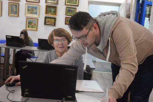 5-copy „Rodzinne historie w cyfrowym świecie” – warsztaty komputerowe dla seniorów