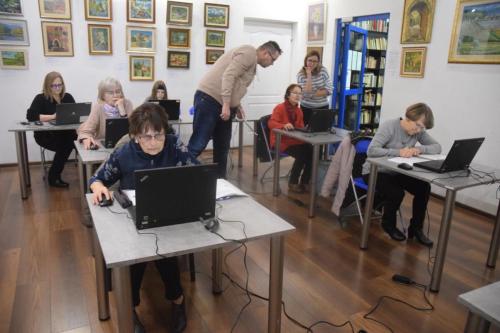 8-copy „Rodzinne historie w cyfrowym świecie” – warsztaty komputerowe dla seniorów