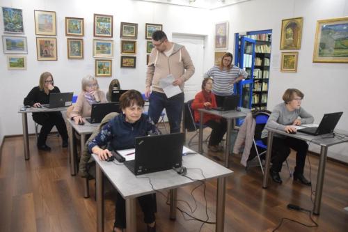 9-copy „Rodzinne historie w cyfrowym świecie” – warsztaty komputerowe dla seniorów