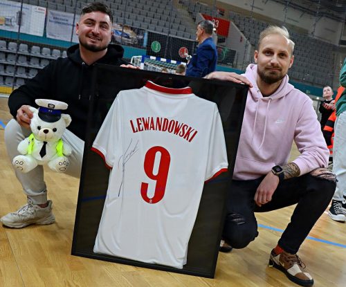 1 Policjanci zagrali charytatywnie