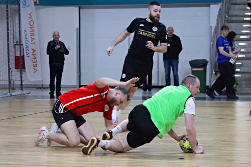 10 Policjanci zagrali charytatywnie