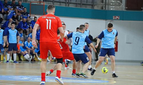 16 Policjanci zagrali charytatywnie