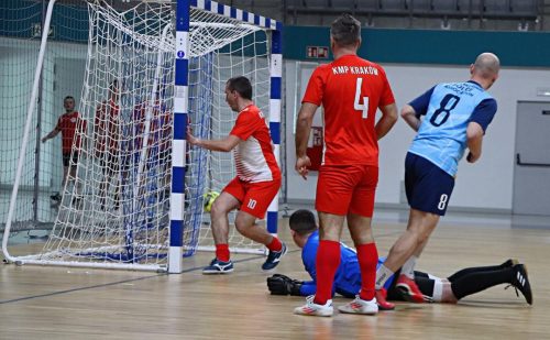 17 Policjanci zagrali charytatywnie