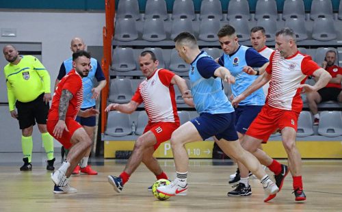 18 Policjanci zagrali charytatywnie