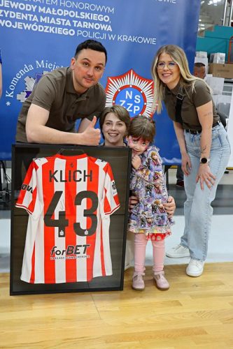 2 Policjanci zagrali charytatywnie