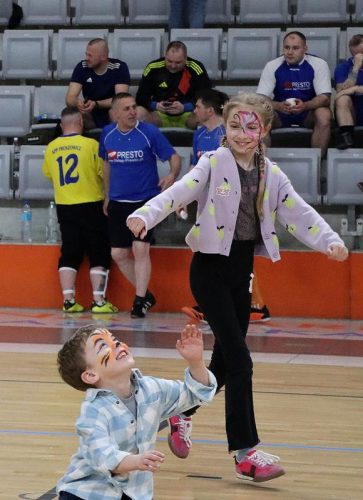 21-copy Policjanci zagrali charytatywnie