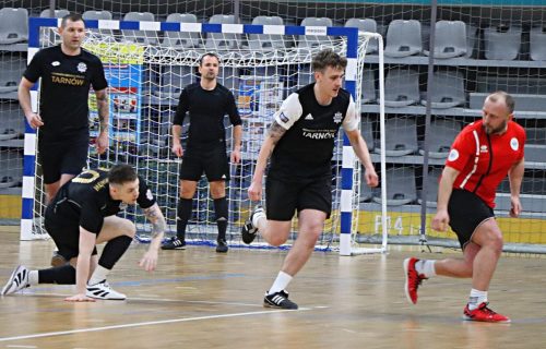 8 Policjanci zagrali charytatywnie