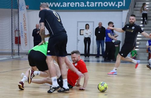 9 Policjanci zagrali charytatywnie