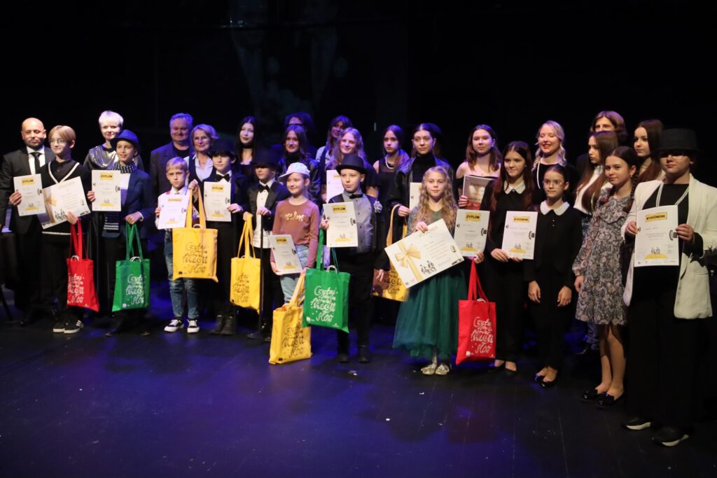 Piosenka-1-1024x683 Piosenka jest dobra na wszystko – finał wojewódzkiego konkursu wokalnego poświęconego twórczości Kabaretu Starszych Panów