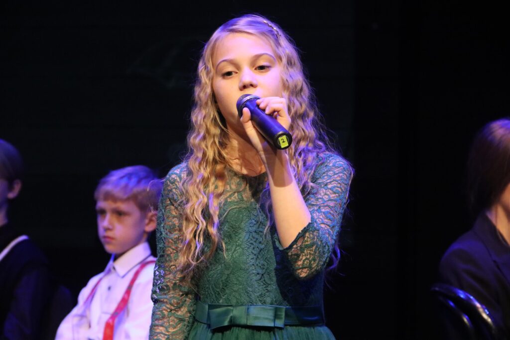 Piosenka-10-1024x683 Piosenka jest dobra na wszystko – finał wojewódzkiego konkursu wokalnego poświęconego twórczości Kabaretu Starszych Panów