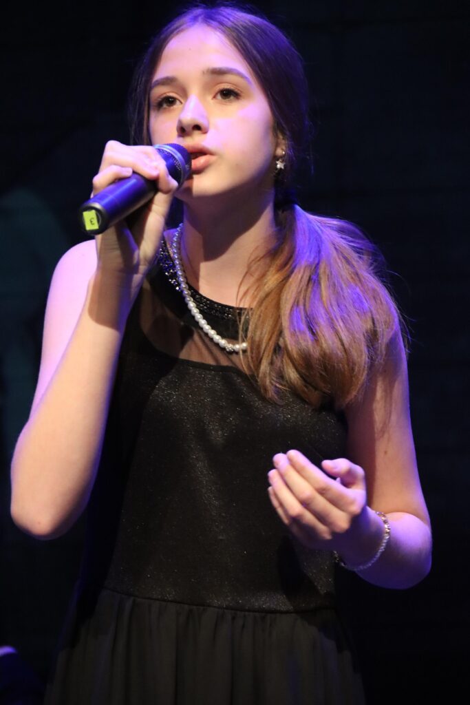 Piosenka-16-683x1024 Piosenka jest dobra na wszystko – finał wojewódzkiego konkursu wokalnego poświęconego twórczości Kabaretu Starszych Panów