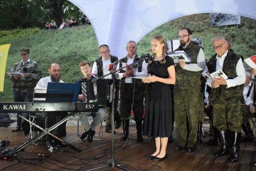 2 Patriotyczne śpiewanie "Powstanie Pokoleń"