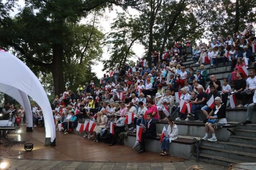 50 Patriotyczne śpiewanie "Powstanie Pokoleń"