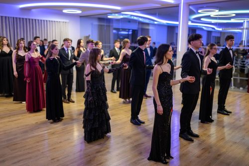 TP9_4041 Studniówka maturzystów z XVI LO im. AK w Tarnowie – wyjątkowy wieczór pełen emocji