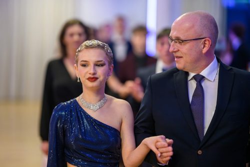 TP9_4048 Studniówka maturzystów z XVI LO im. AK w Tarnowie – wyjątkowy wieczór pełen emocji