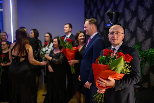 TP9_4065 Studniówka maturzystów z XVI LO im. AK w Tarnowie – wyjątkowy wieczór pełen emocji