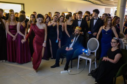 TP9_4068 Studniówka maturzystów z XVI LO im. AK w Tarnowie – wyjątkowy wieczór pełen emocji