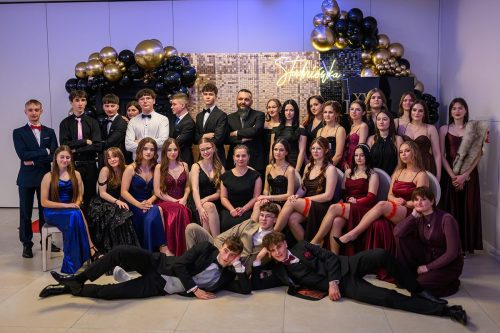 TP9_4076 Studniówka maturzystów z XVI LO im. AK w Tarnowie – wyjątkowy wieczór pełen emocji