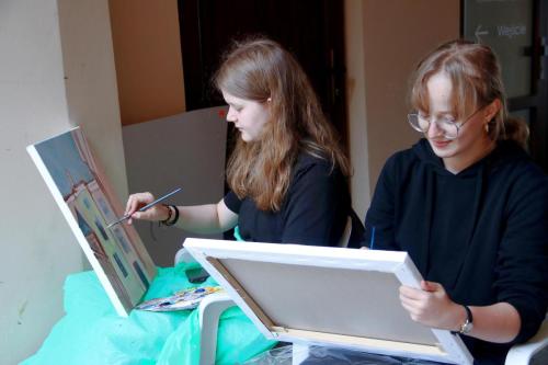 447729165_860800159412348_2412417388042583273_n Zakończono trwający przez cztery dni II Integracyjny Plener Malarski "Pejzaże Tarnowskiej Starówki"