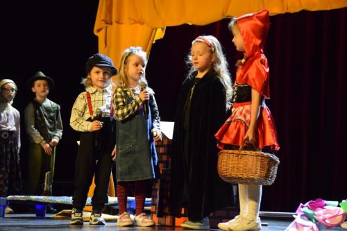 22 XXII Między przedszkolny Przegląd Teatralny Snują się, snuj bajeczko