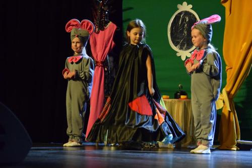 8 XXII Między przedszkolny Przegląd Teatralny Snują się, snuj bajeczko