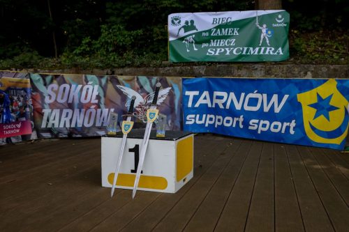 019 Krzysztof Kita i Katarzyna Zych z mieczami Spycimira