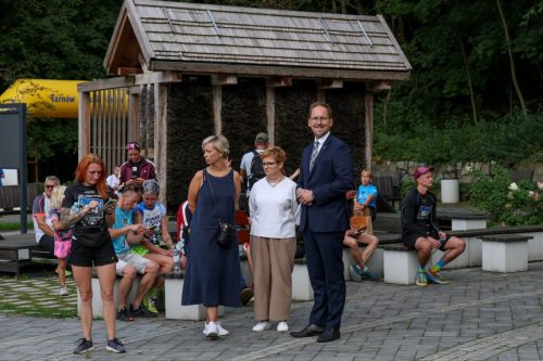 021 Krzysztof Kita i Katarzyna Zych z mieczami Spycimira