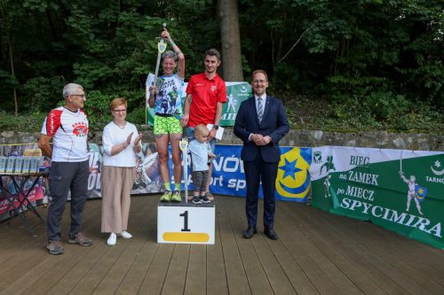 025 Krzysztof Kita i Katarzyna Zych z mieczami Spycimira