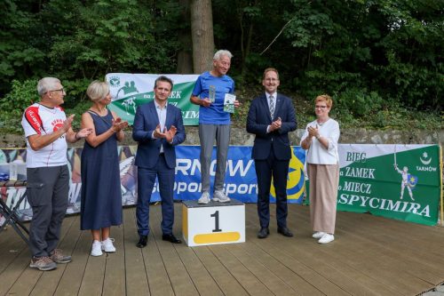 031 Krzysztof Kita i Katarzyna Zych z mieczami Spycimira