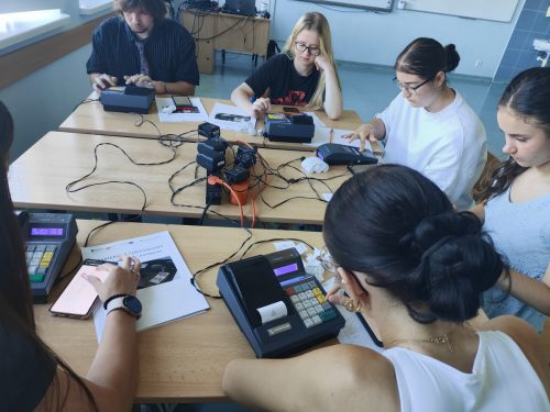 Kasjer-walutowo-zlotowkowy-1752131966 Wakacje z fachem w ręku