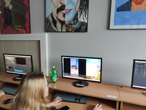 Montowanie-materialu-w-czasie-warsztatow-realizacji-nagran-telewizyjnych-1752131966 Wakacje z fachem w ręku