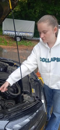 Paulina-sprawdza-poziom-oleju-w-aucie-1752131966 Wakacje z fachem w ręku