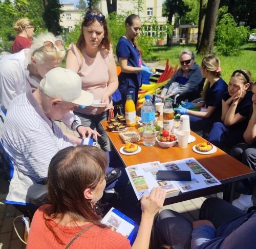 Piknik-pacjentow1 Psy, dzieci i wolontariusze. W Mościckim Centrum Medycznym terapia zaczyna się od bliskości