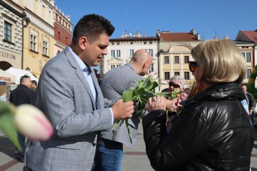 3-copy DZIEŃ KOBIET – TULIPANY I SŁOŃCE