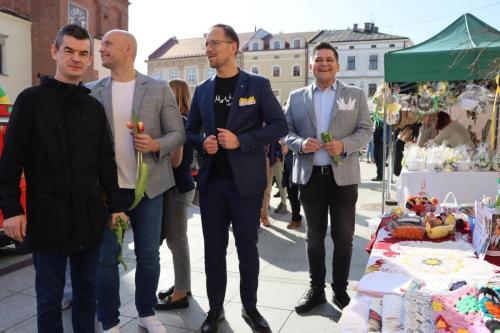 7-copy DZIEŃ KOBIET – TULIPANY I SŁOŃCE