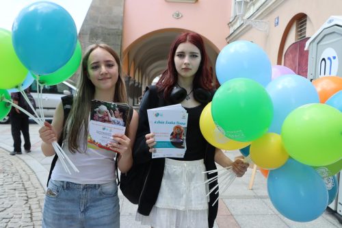 1-copy Tarnów przypomniał, że każde dziecko zasługuje na dom. Marsz w Dniu Rodzicielstwa Zastępczego z ważnym społecznym przesłaniem...