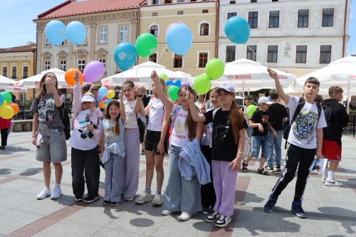 2-copy Tarnów przypomniał, że każde dziecko zasługuje na dom. Marsz w Dniu Rodzicielstwa Zastępczego z ważnym społecznym przesłaniem...
