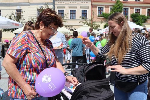 7-copy Tarnów przypomniał, że każde dziecko zasługuje na dom. Marsz w Dniu Rodzicielstwa Zastępczego z ważnym społecznym przesłaniem...