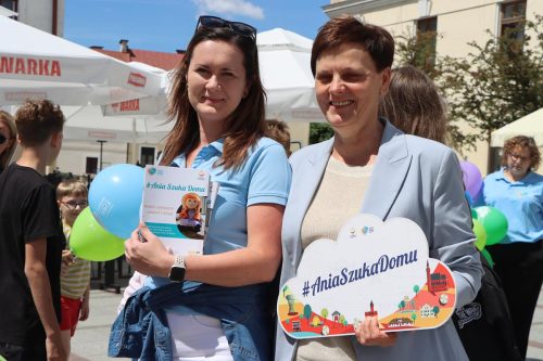 9-copy Tarnów przypomniał, że każde dziecko zasługuje na dom. Marsz w Dniu Rodzicielstwa Zastępczego z ważnym społecznym przesłaniem...