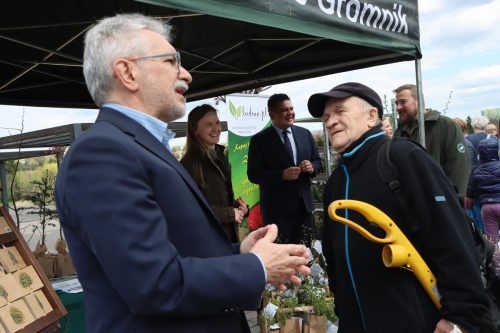 img-8349-copy Sadzonki za elektroodpady