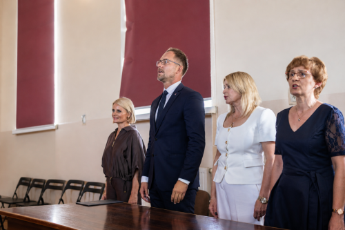 3b 1 września – między pamięcią a przyszłością. Nowy rok szkolny rozpoczął się w IV LO w Tarnowie