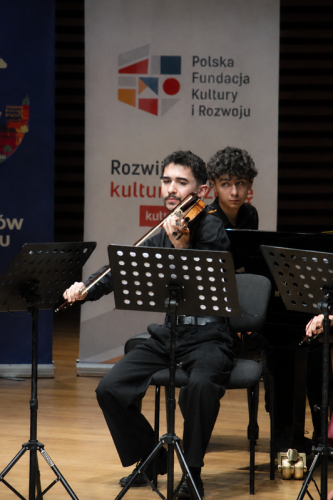 9-copy Młodzi artyści na estradzie. Kontrabas i Chopin zabrzmiały podczas Sceny Młodych