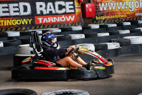 0-copy Wakacyjne emocje na torze SpeedRace – nauka, bezpieczeństwo i świetna zabawa